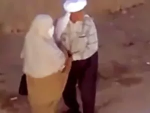 女の子は彼女の舌で男の子を目が覚めた 女 ...