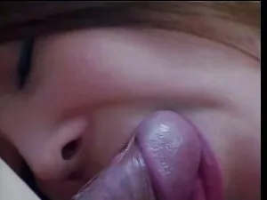 この男は台所で朝食を与えられました。 女 ...