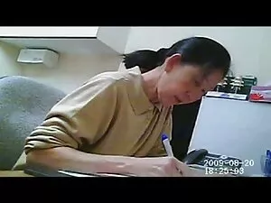二人の医師は、薄くて裸の女性を調べます。 ...
