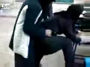 ハトがレズビアンの友人の手に落ちてきれい ...
