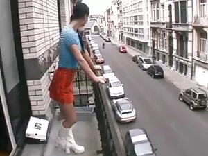 私はベッドに私の赤ちゃんを入れて、彼の足 ...