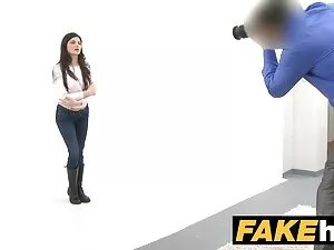 湯たんぽとともに彼女に台所とともにかわい ...