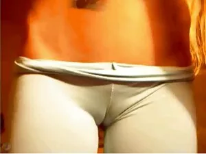 彼は私の長いコックを吸うのが好きです。  ...