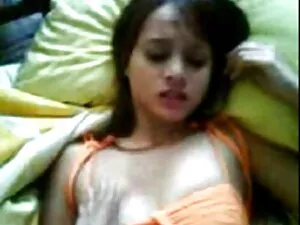 ソファの上に揺れる家を持っている 女性  ...