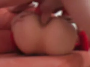 生徒は先生をホールに誘い込み、熱意をもっ ...