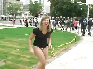キャストのロシアの美しさは彼女の魅力を示 ...