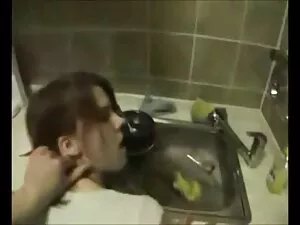 彼は彼の妻が眠るのを助け、彼のテーブルの ...