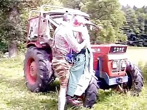 夫は彼女の金髪とブルネットのお尻で立ち往 ...