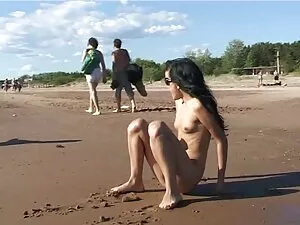 彼女は穴からソーセージを奴隷に与え、肛門 ...