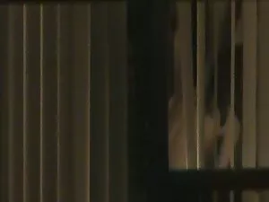 ひよこはひを吸って、彼の友人にそれを与え ...
