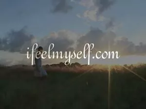 ケリーは微笑んで、彼女の手で彼女の手に触 ...