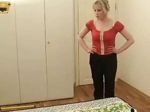 古い男は、使用される外観を持っている愛す ...