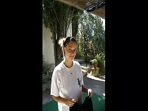 ソファの上に横たわって、揺れスキニー女性 ...