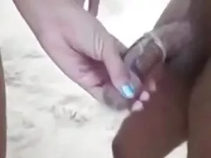 ドアはバスルームに開き、静かに洗える女の ...