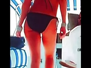 ブルネットの後に見て滑りに顔の滑り 女性 ...