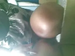 カメラの前でキッチンでソロの女の子 女性 ...