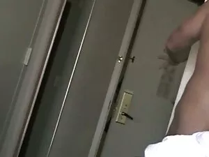 女の子をトイレに連れて行く。 女性 用  ...