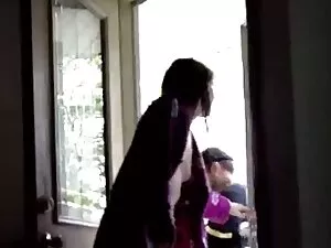 突然、彼は部屋に入り、すぐに激しい鶏を叫 ...
