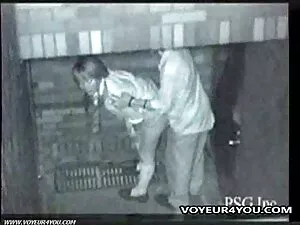 スキニー女性は、トイレの穴からおしっこし ...