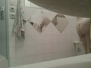 テーブルの上に肛門を通して働く美しさを取 ...