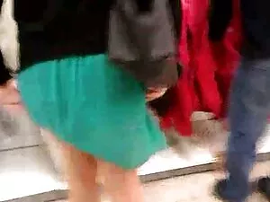 彼女のお尻に入れ墨を持つ女の子はピンクの ...