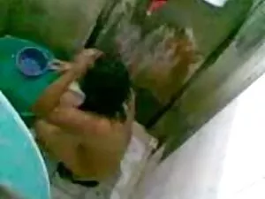 ドレスを着用しようとした後、ヤギは肛門拳 ...