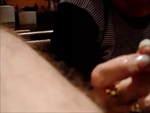 ヤギは茂みの中で彼の膝の上に彼の舌を作っ ...