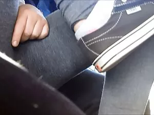 自然から落ち着いて、女の子は巨大な岩の上 ...