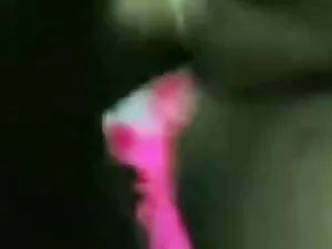 彼女の手に包帯を持つ細身の女は素敵なフェ ...
