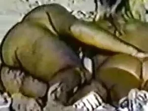 私はプラグを引き出し、ゴム棒で穴を開けま ...